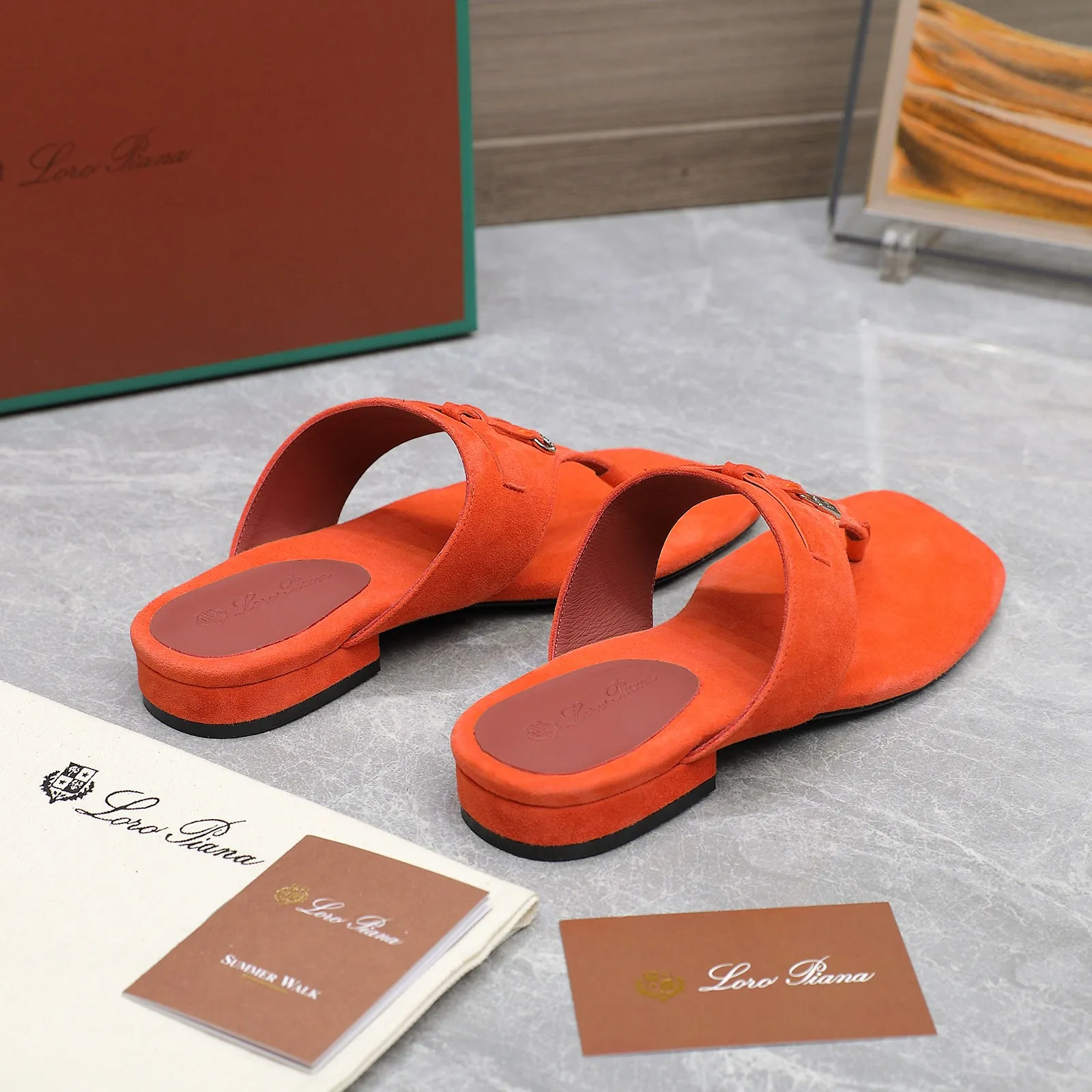 👟👟Ex-factory price 560👟👟 Purchasing-grade [Loro Piana] LP Mindil series T-strap thong sandals ✔️Top quality ✔️Soft sheep leather forms a tailor-made band that meets at the top of the upper and is fixed by a strong elastic ankle design. One is adorned with a discreet horn padlock, the other a gold circle badge. With its simple construction and sophisticated feel, these sandals are ideal for summer. ✔️Material: imported sheepskin fabric, sheepskin lining and feet ✔️Imported genuine leather outsole ✔️Code number: 35-42 (35/41/42 custom-made, non-refundable)